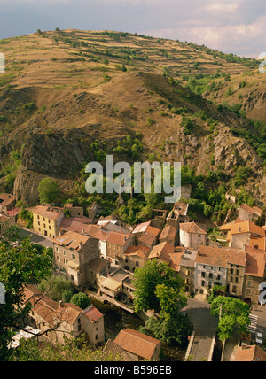 Le case del borgo di San fiorellino, de Couze Pavin valle, con la collina alle spalle, vicino Issoire, nel Puy de Dome, Auvergne, Francia Foto Stock