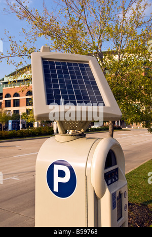 Del pannello Solare energia solare going green tecnologia solare Solare multi spazio parcheggio metro di Houston in Texas Foto Stock