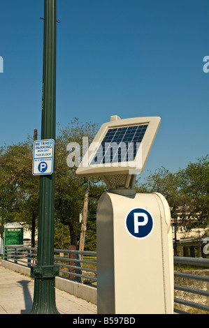 Del pannello Solare energia solare going green tecnologia solare Solare multi spazio parcheggio metro di Houston in Texas Foto Stock