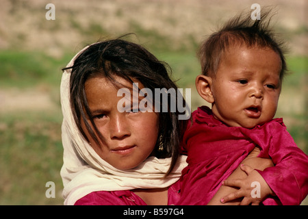 Ritratto di bambini della tribù tagike a Doshi in Afghanistan Foto Stock