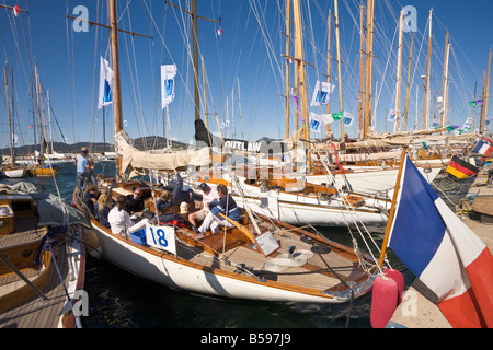 Yacht a vela sono situati nel porto di Saint Tropez in Costa Azzurra / PROVENZA / Francia meridionale Foto Stock