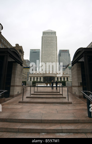 One Canada Square Canary Wharf con HSBC e Citigroup Bank building torri da Cabot Square in una giornata grigia in Dockands London E Foto Stock