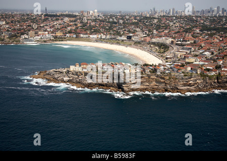 Vista aerea ovest di Bondi Beach oltre Ben Buckler suburban case e città di grattacieli in distanza Sydney NSW Australia ad alto livello Foto Stock
