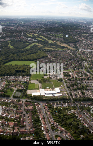 Vista aerea del sud est di Whitehall la scuola primaria di campi da gioco case suburbane Normanton Park Hotel Whitehall Road London E4 Englan Foto Stock