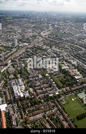 Vista aerea del sud est della A40 M Westway linea ferroviaria St Charles Hospital gli sport di terra case suburbane North Kensington Londra Foto Stock