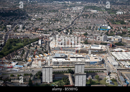 Vista aerea a sud-ovest di Westfield Città Bianca Sito in costruzione BBC Television Centre case suburbane blocchi a torre London W11 W Foto Stock