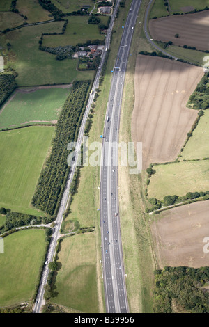 Vista aerea a nord ovest di Watling Street M6 autostrada a pedaggio a Norton Hall Lane Country houses campi Norton Canes Staffordshire REGNO UNITO H Foto Stock