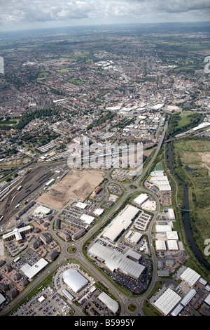 Vista aerea a nord ovest di Derby Stazione ferroviaria depot parco industriale case suburbane orgoglio Parkway Fiume Derwent DE99 Inghilterra U Foto Stock