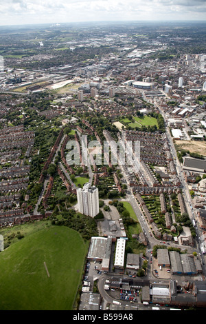 Vista aerea a sud-ovest di case suburbane e blocchi a torre verde s Mill parklands Windmill Lane Carlton Road Nottingham NG1 Engl Foto Stock