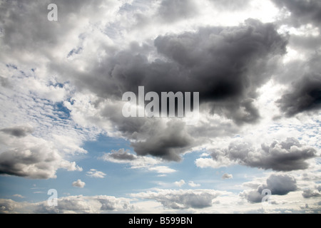 Vista astratta di grigio e il bianco delle nuvole e cielo blu NOTTINGHAMSHIRE REGNO UNITO Inghilterra elevato livello obliqua Foto Stock