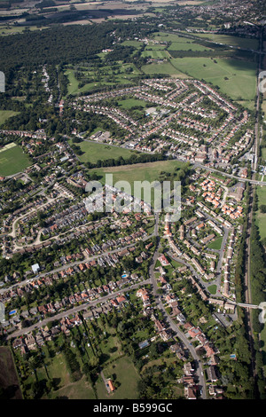Vista aerea a nord di case suburbane golf linea ferroviaria di bosco ceduo di fila di forestazione Theydon Bois Epping Forest Greater London Foto Stock