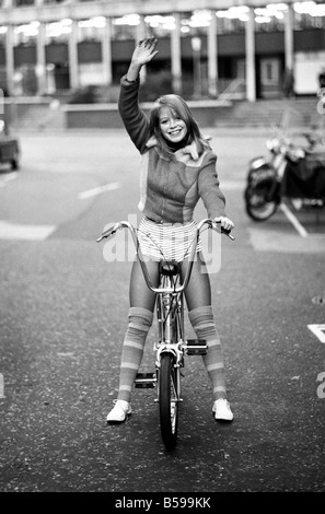 Bicicletta, trinciatore, cultura/Icona. Modello Susan Sayer equitazione sulla bici. Dicembre 1971 71-12003-003 Foto Stock