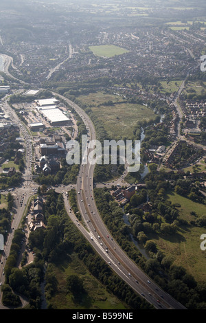 Vista aerea del west London Road A3 Rd Woking Rd case suburbane fiume Wey Navigation N T Ladymead Retail Park Guildford Surrey U Foto Stock