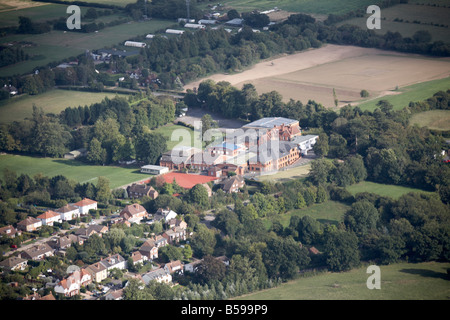 Vista aerea del sud est della scuola Cranmore case suburbane campi paese Epsom Road West Horsley Leatherhead Surrey KT24 Inghilterra Foto Stock