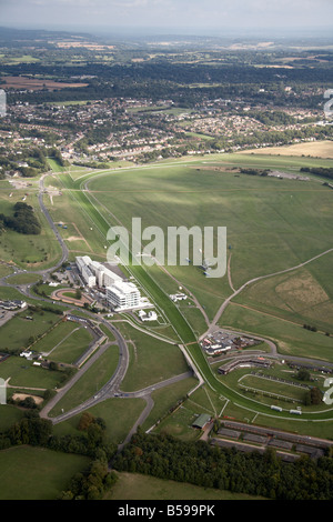 Vista aerea del sud est di Epsom Downs Race Course Grand Stand Paddock Langley Vale Road Ashley Road Greater London KT18 REGNO UNITO Foto Stock