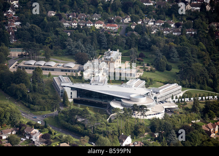 Vista aerea del sud est i servizi finanziari di Toyota UK PLC Yew Tree fondo stradale case suburbane grande Burgh Epsom Greater London Foto Stock