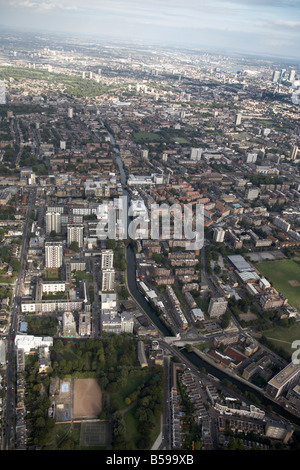 Vista aerea del nord est del Grand Union Canal case suburbane blocchi a torre Whitmore Scuola Grange Street De Beauvoir Town London Foto Stock