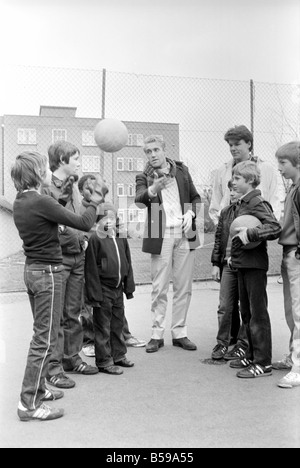 Intrattenimento: Musica: Gruppo Pop: Pattini: Richard Jobson, 20, cantante e Stuart Adamson chitarrista con i pattini, incontrare alcuni dei loro tifosi sui campi di calcio sul retro del John Aird Corte appartamenti off Westway. Gennaio 1981 81-00077-002 Foto Stock