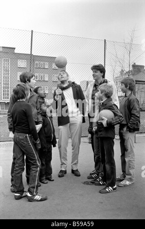 Intrattenimento: Musica: Gruppo Pop: Pattini: Richard Jobson, 20, cantante e Stuart Adamson chitarrista con i pattini, incontrare alcuni dei loro tifosi sui campi di calcio sul retro del John Aird Corte appartamenti off Westway. Gennaio 1981 81-00077-003 Foto Stock