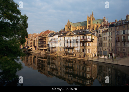 Riflessioni in acqua di edifici, con la Cattedrale di Saint Etienne in background, nella città di Metz, Lorena, Francia Foto Stock