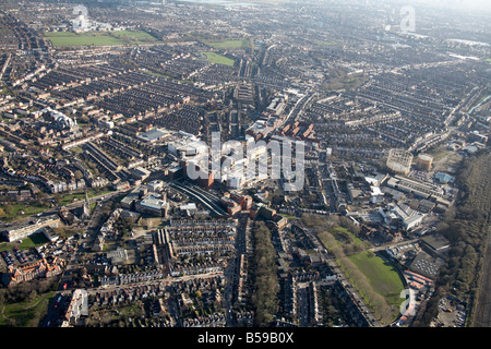 Vista aerea del sud-est del Wood Green High Street shopping center lavori gas suburban ospita campi da gioco London N22 N8 in Inghilterra Foto Stock