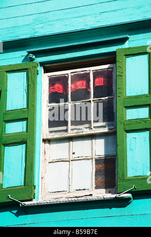 Persiane alle finestre, St. Johns, isola di Antigua Antigua e Barbuda, Isole Sottovento, Piccole Antille, West Indies, dei Caraibi Foto Stock