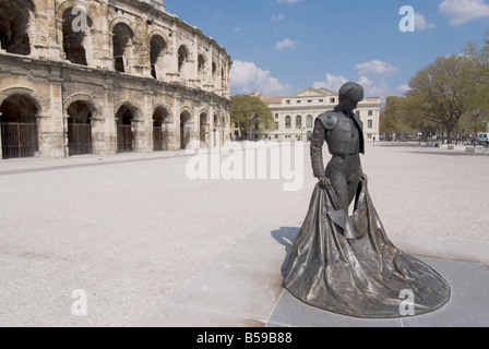 Arena romana con il torero statua, Nimes, Languedoc, Francia, Europa Foto Stock