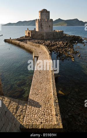 Guardando verso il basso sulla torre Bourtzi a Methoni, MESSINIA, PELOPONNESO Meridionale, Grecia Foto Stock