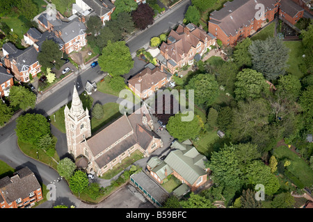 Vista aerea del nord est della St Anne s Chiesa Park Hill suburban ospita giardini Saint Anne s Court Moseley Birmingham B13 Inghilterra U Foto Stock