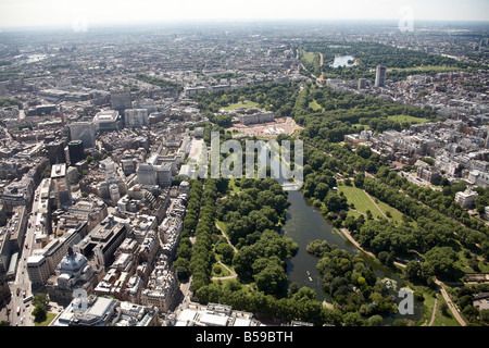 Vista aerea a nord ovest di Buckingham Palace St James s verde di Hyde Park interno edifici della città di Victoria Street Westminster London S Foto Stock