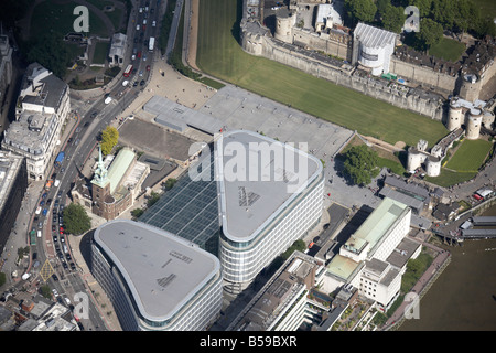 Vista aerea a est di Tower Place Ufficio complesso tutti Hallows dalla torre Byward Street La Torre di Londra Tamigi CE3 Engla Foto Stock