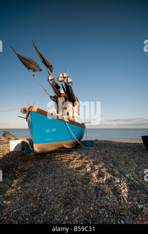 Barche da pesca sulla spiaggia di Aldeburgh, Suffolk REGNO UNITO Foto Stock