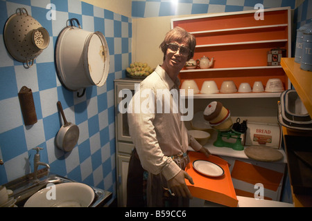 Crooked House cucina interno con figura in Blackgang Chine Fantasy Park Isle of Wight England Regno Unito la famiglia e i bambini visitatore Foto Stock