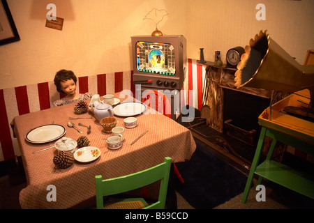 Crooked House sala da pranzo interno con figura in Blackgang Chine Fantasy Park Isle of Wight England Regno Unito la famiglia e i bambini vis Foto Stock