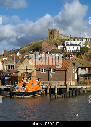 Whitby scialuppa di salvataggio e Chiesa Foto Stock