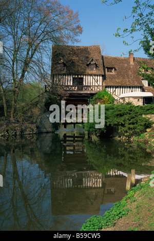 Mulino ad acqua sul tratto tranquillo del Fiume Senna Ee Eure Haute Normandie Normandia Francia Europa Foto Stock