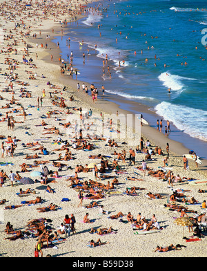 La folla sulla spiaggia Bondi Sydney New South Wales Australia Pacific Foto Stock