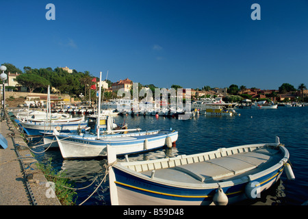 Il porto, Ile de Porquerolles, vicino a Hyeres, Var, Cote d'Azur, Provenza, Francia, Mediterraneo, Europa Foto Stock