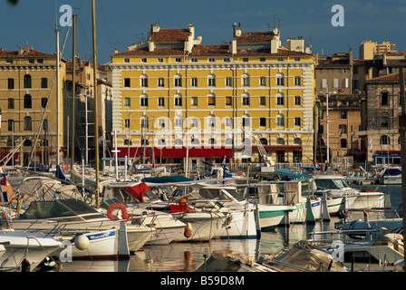 Vista sul Vieux Port, Marseille, Bouches-du-Rhone, Provenza, Francia, Mediterraneo, Europa Foto Stock