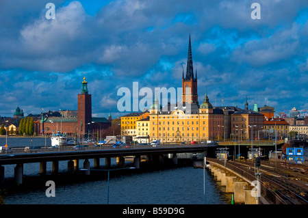 Stoccolma vista da Slussen oltre in Riddarholmen Gamla Stan con il Municipio in background Foto Stock