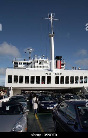 Imbuto Rosso Red Eagle auto e veicoli passeggeri del traghetto deck Isle of Wight England Regno Unito Foto Stock