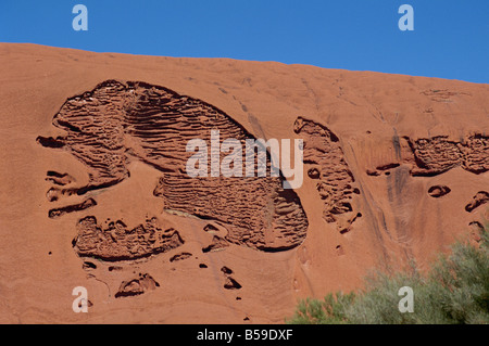 Modello di erosione di Uluru Ayers Rock sito patrimonio mondiale dell'UNESCO Territorio del Nord Australia Pacific Foto Stock