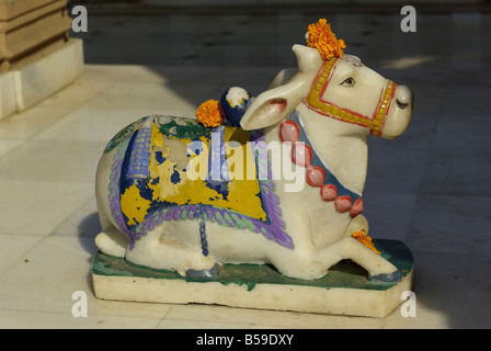 Stutue di mucca Swaminarayan Hindu Temple Valsad Gujarat India Foto Stock