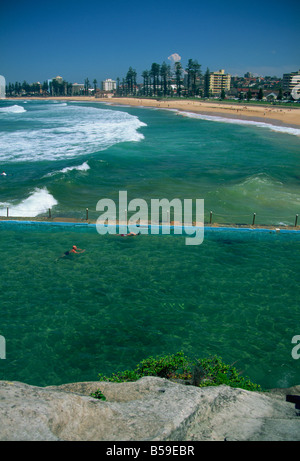 Piscina di acqua salata con nuotatori, Manly Beach, Sydney, Nuovo Galles del Sud, Australia Pacific Foto Stock