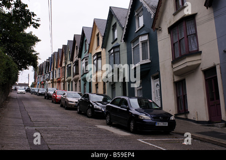 Multi-colore di case a schiera nella città di porto di Cobh, Repubblica di Irlanda. Foto Stock