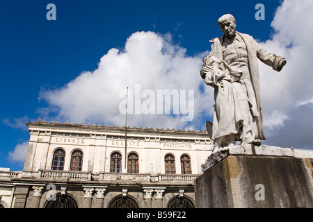 Statua di A. Schoelcher, ex Courthouse, Fort-de-France, Martinica, Antille Francesi, West Indies, dei Caraibi e America centrale Foto Stock