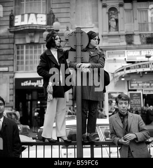 Premiere del film del nuovo film dei Beatles Yellow Submarine a Londra Pavilion. ;2 ragazze fan in piedi su una ringhiera a Piccadilly Cir Foto Stock