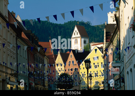 Vista lungo la Reichenstrasse al monastero di San Mang, Fussen, Baviera, Germania, Europa Foto Stock