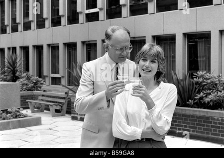 ITV Royal Wedding Copertura: ITV dispiegato i propri piani per il loro Royal Wedding Day di copertura. Essi sarà guidato da Andrew Gardner del Tamigi News, con Selina Scott come co-presentatore, dallo studio. Alastair Stewart ITN industriali del corrispondente è stato scelto per la sua compatta 5ft 8' piccolezza e verrà segnalato da un dirigibile gondola che sarà a 1,000ft al di sopra di Londra. Andrew Gardner e Selina Scott hanno un bicchiere di champagne. Luglio 1981 81-03762-003 Foto Stock