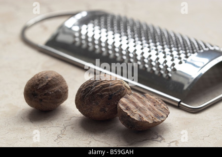 Noce moscata Myristica fragrans e grattugia Foto Stock